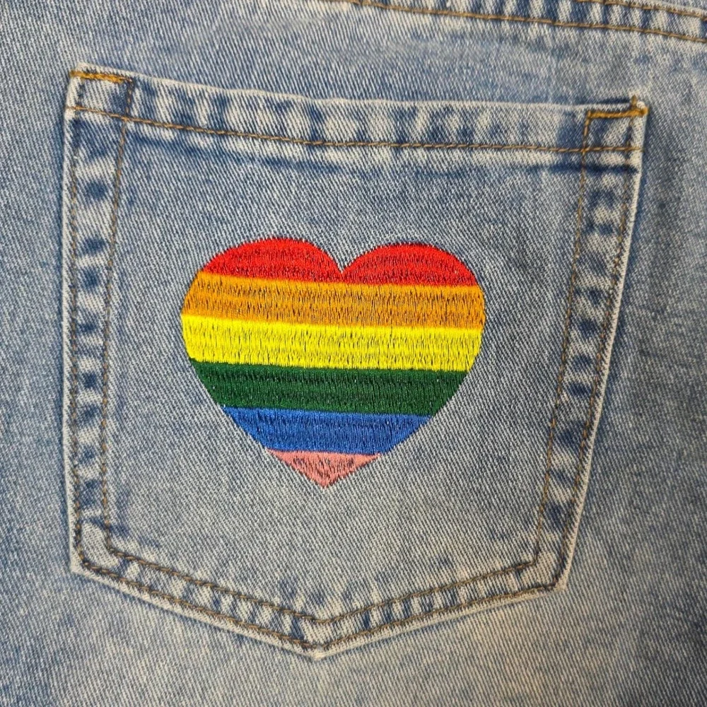 Angel Kiss Womens Denim Shorts‎ Light Wash Rainbow Heart Patch Cut Off Size 9/29